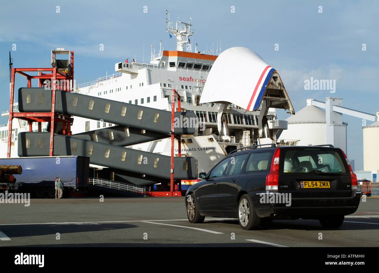 Seafrance nave Cezanne con CENTINA SOLLEVATA frieght carico porto di Calais Francia Foto Stock