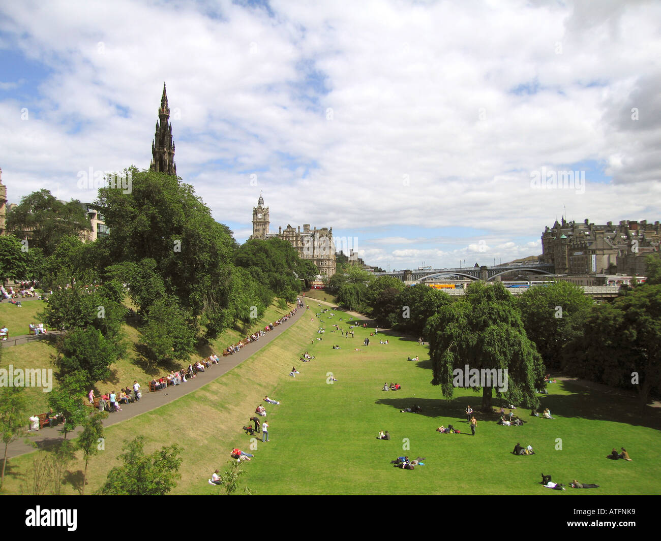 I giardini di Princes Street Edinburgh in estate Foto Stock