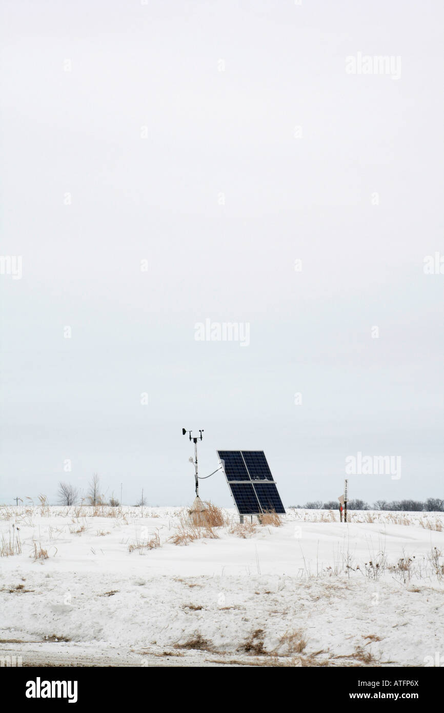 Energia solare meteo remoto della stazione di monitoraggio in difficili condizioni invernali Foto Stock