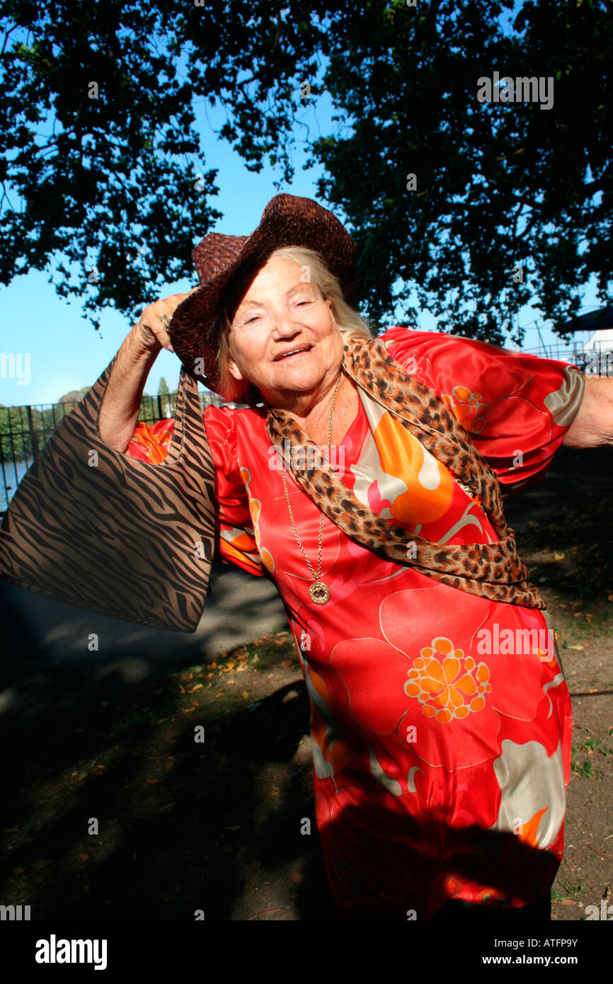 Old Lady divertendosi e piena di vita Foto Stock