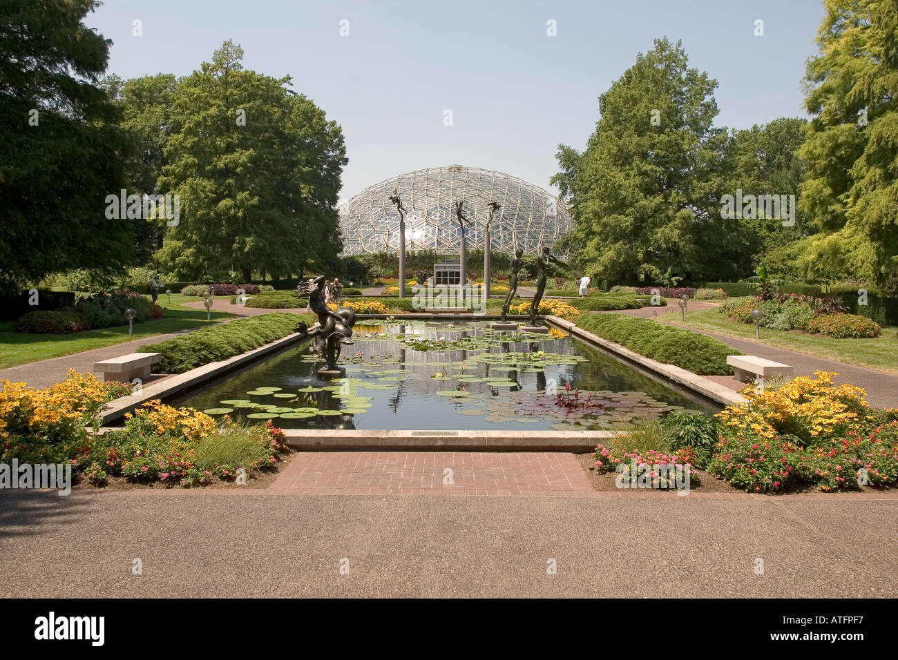 Il Climatron e stagno riflettente in corrispondenza del giardino botanico del Missouri MOBOT St Louis MO Foto Stock