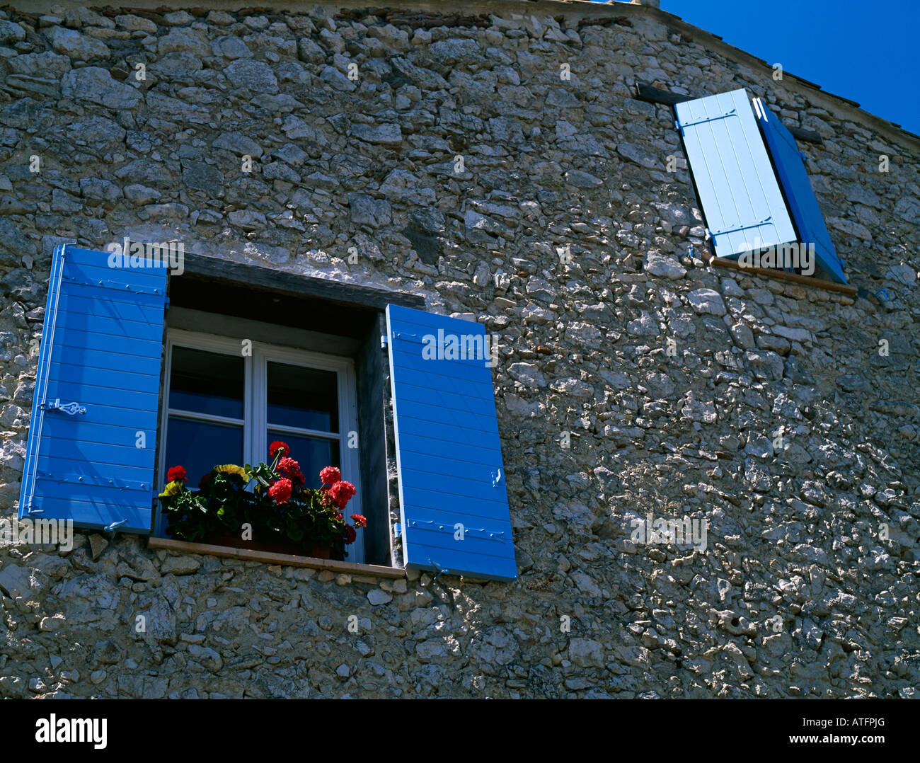 Francese in legno finestre con persiane Provenza Costa Azzurra Francia Europa Foto Stock