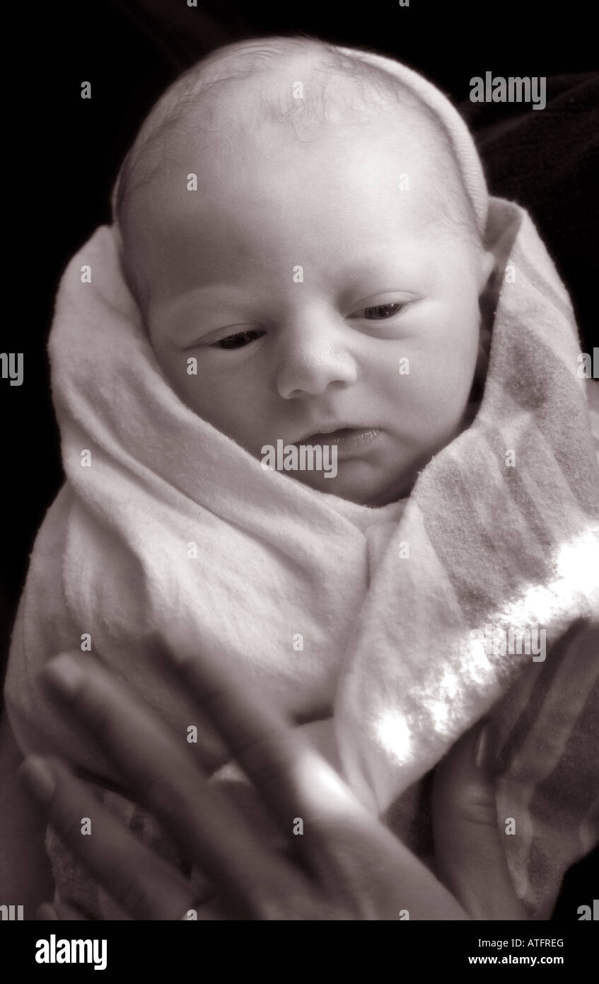 Un neonato avvolto in ospedale coperta felice e tranquilla pochi minuti dopo la nascita. Foto Stock