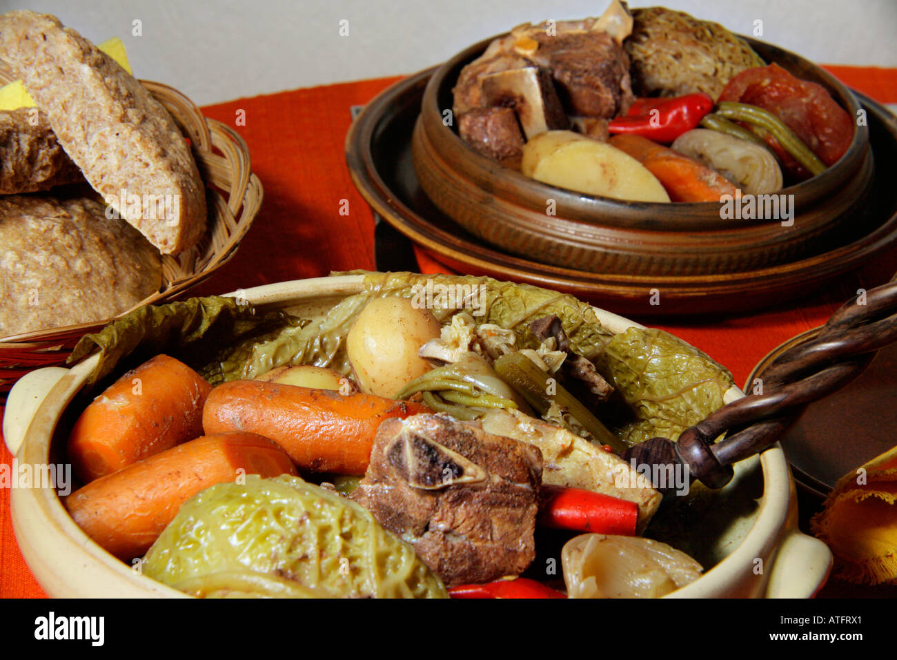 Bosanski Lonac (Bosniaco Pot) un autentico bosniaco specialità culinarie apprezzato per il suo sapore ricco e flessibilità. Foto Stock