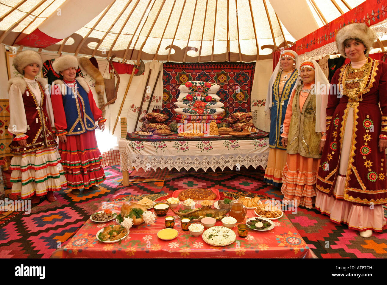 Donne in costume tradizionale Bashkir yurt interni Festival Sabantuy Salavat regione Repubblica di Bashkortostan Federazione Russa Foto Stock