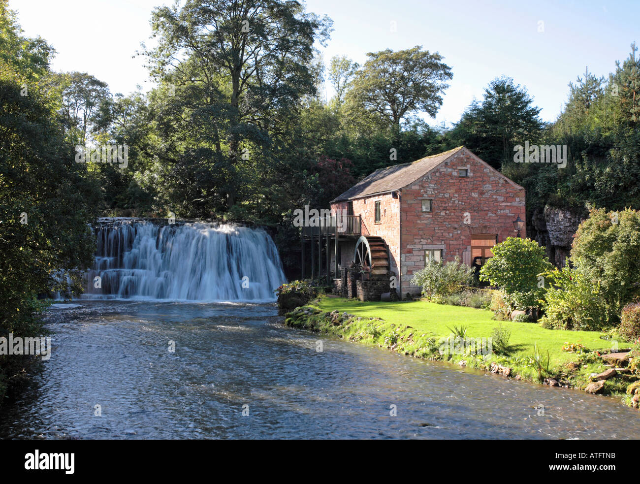 Rutter Falls, Appleby, Cumbria, watermill convertito in casa domestici con lavorazione waterwheel, Regno Unito, Europa Foto Stock