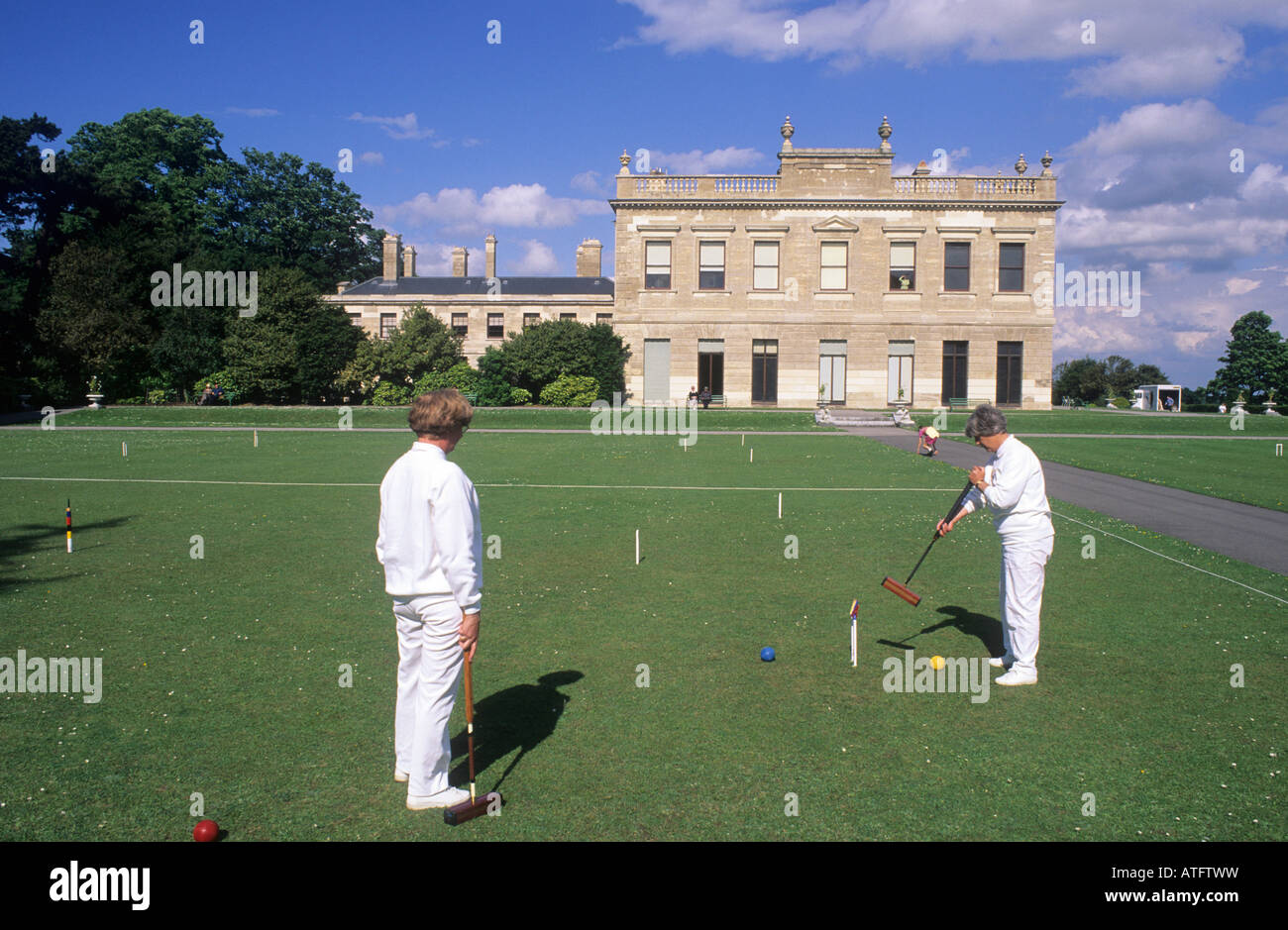 Brodsworth Hall Croquet giocatori Yorkshire Inghilterra mazze di prato sfere cerchi bianchi gioco inglese attività sportive Foto Stock