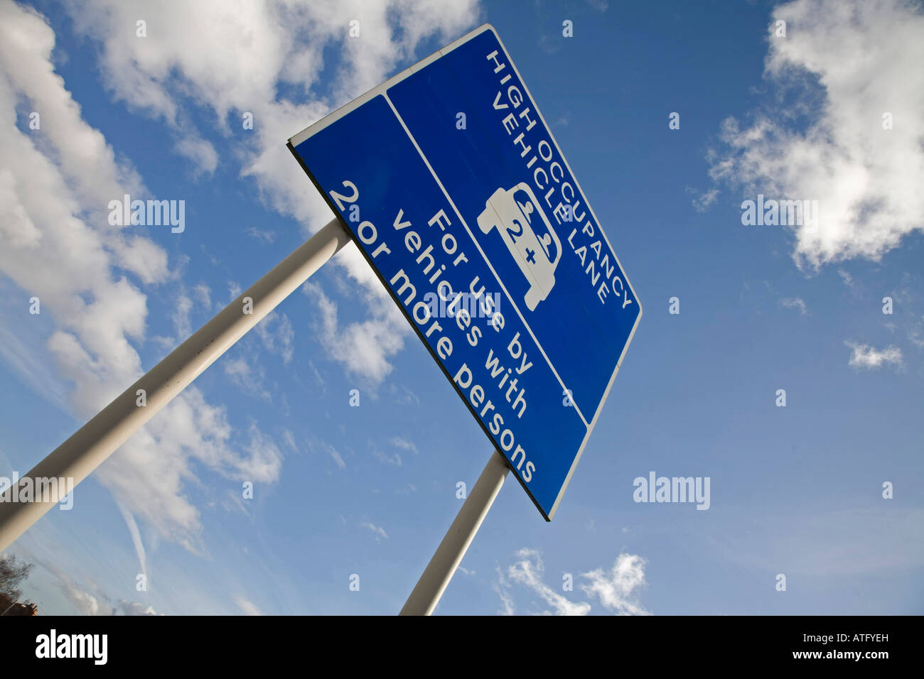 Segno per 2+ Car Sharing Lane in Leeds sulla A647 Foto Stock