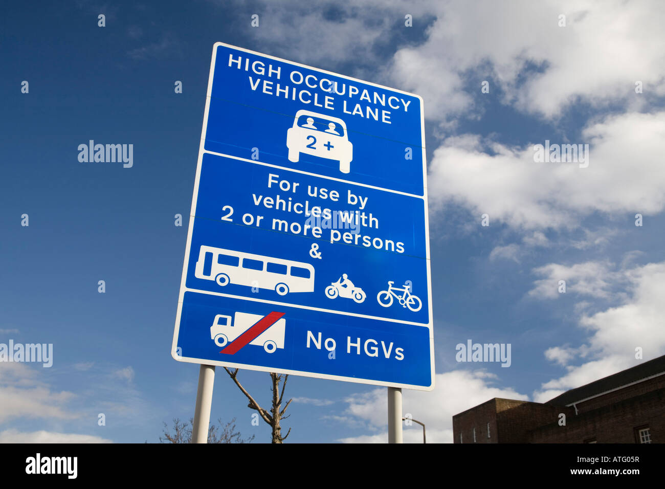 Segno per 2+ Car Sharing Lane in Leeds sulla A647 Foto Stock