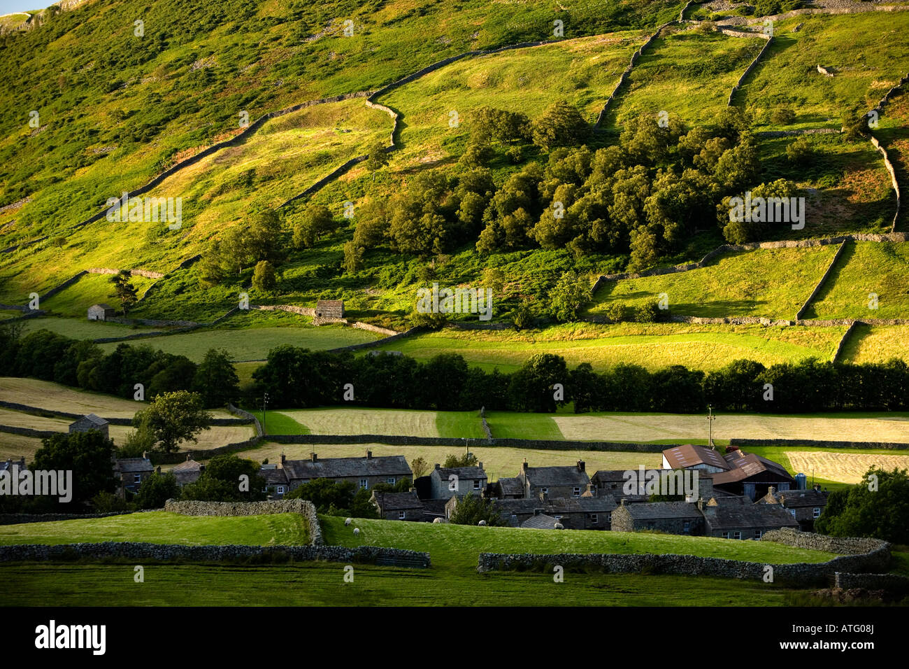 In tarda serata sole sopra il villaggio Thwaite Swaledale Yorkshire Dales National Park Foto Stock