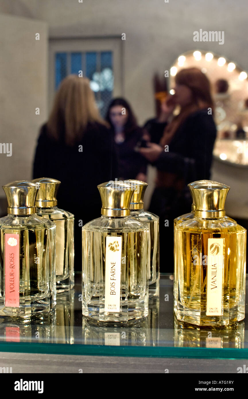 Parigi Francia, negozi, negozio di profumi, vetrina Boutique "l'Artisan  Parfumeur" bottiglie di profumo, flacon di parfum Foto stock - Alamy