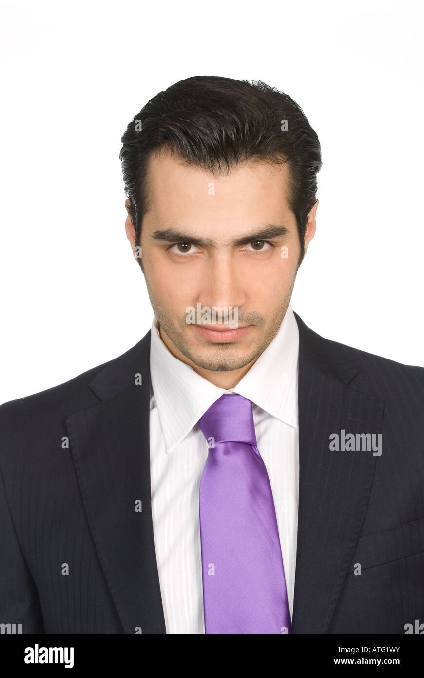 Ritratto di un fiducioso bello business man su sfondo bianco Foto Stock