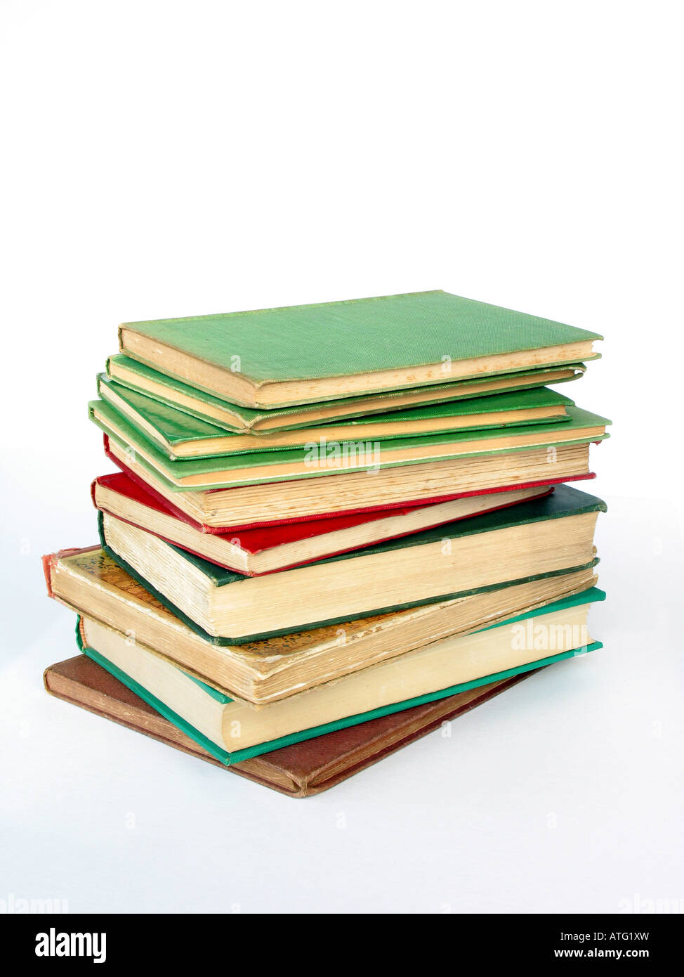 Una piccola pila di libri antiquario su sfondo bianco Foto Stock