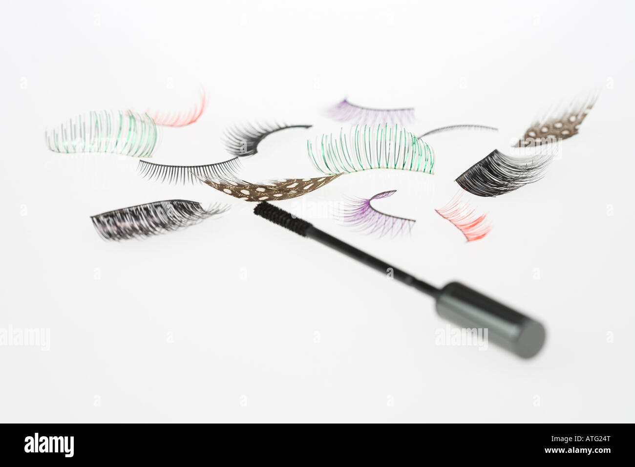 Ciglia finte e spazzolino per mascara Foto Stock