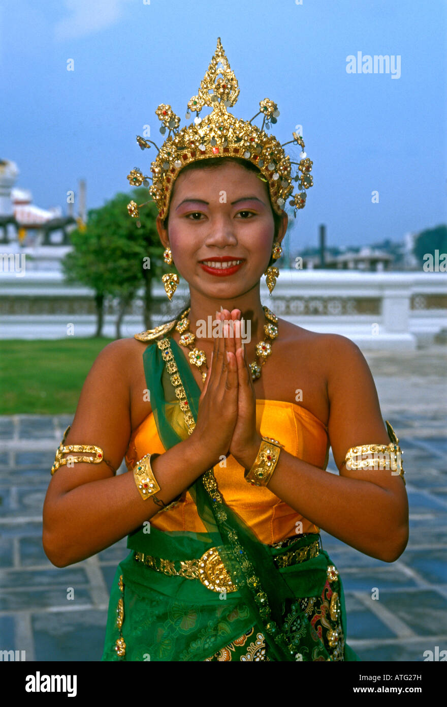 Donna Thai, donna adulta, costume tradizionale, copricapo, contatto visivo, vista frontale, ritratto, Bangkok, Provincia di Bangkok, Thailandia, Sud-est asiatico, in Asia Foto Stock