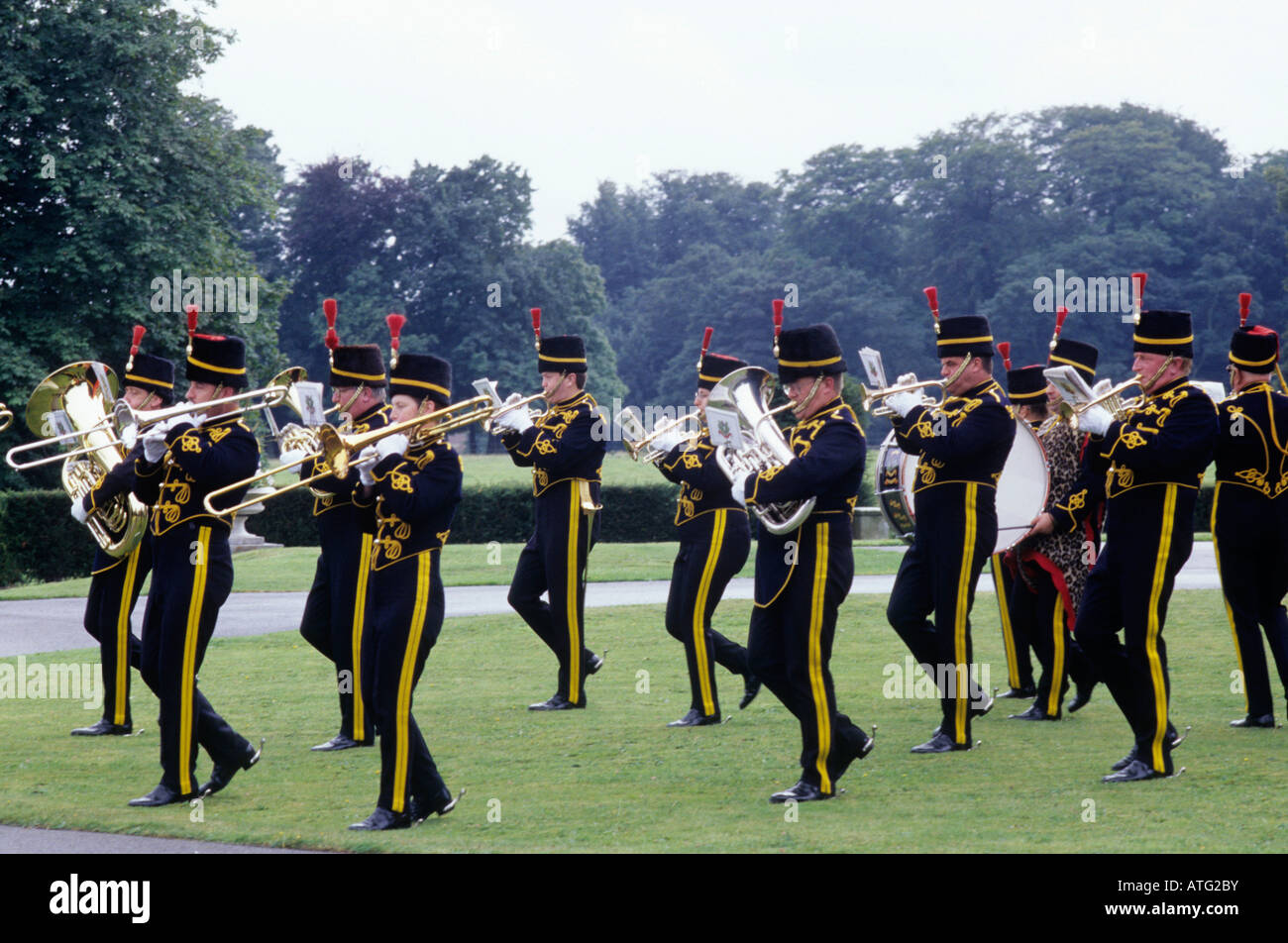 Brass Band Marching South Yorkshire Yeomanry musicisti musica strumenti musicali Inghilterra Inglese UK militare uniforme ri-emanare Foto Stock