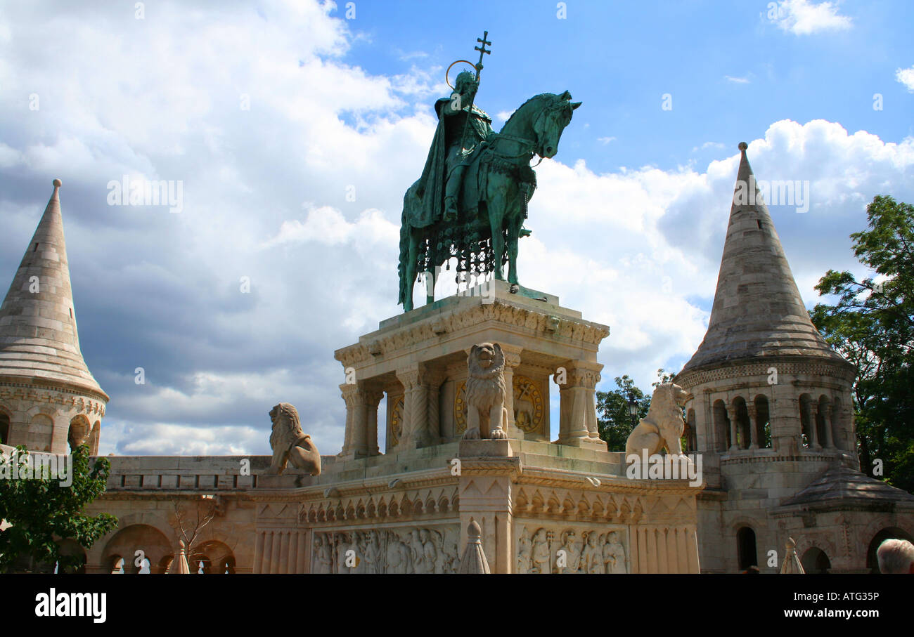 Re un monumento nel Bastione del Pescatore. Ungheria Budapest autunno re Foto Stock