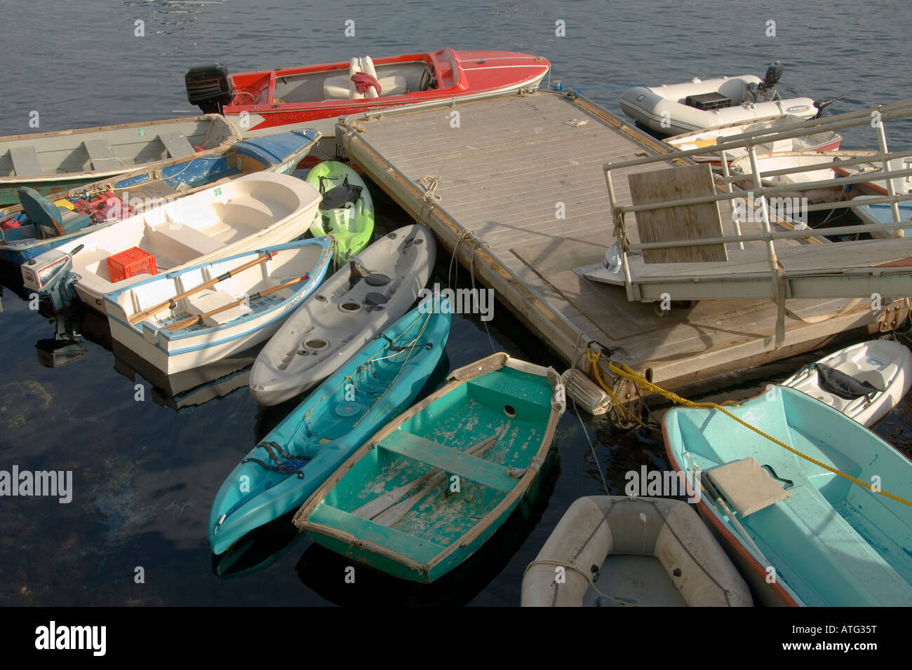 Una raccolta di piccole imbarcazioni presso la Santa Catalina Island Harbour CA Foto Stock