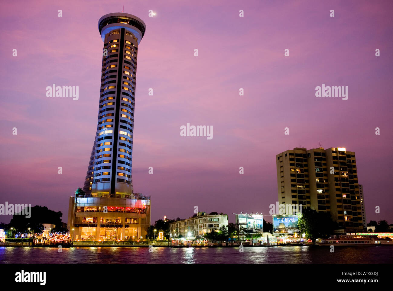 Sera oltre il Fiume Chao Phraya dall'Oriental Hotel Bangkok in Thailandia del sud-est asiatico Foto Stock