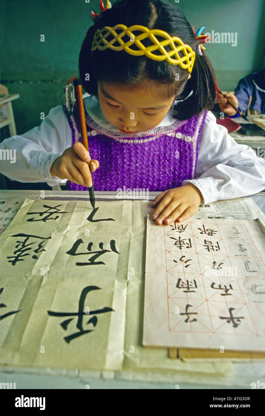 Shanghai il Palazzo dei bambini della classe di calligrafia Foto Stock