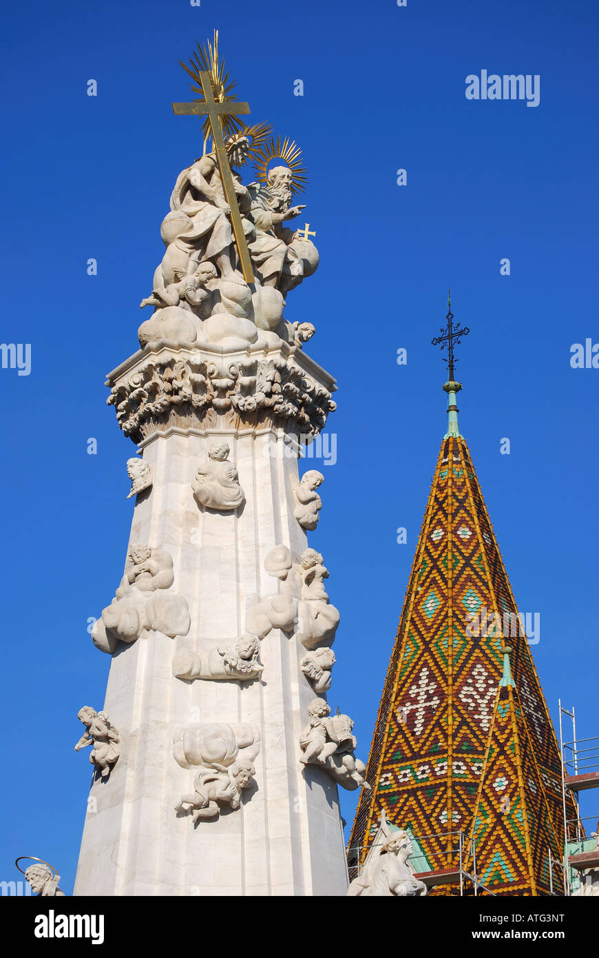 Chiesa monumento e St Matthais Chiesa, il quartiere del Castello di Buda, Budapest, Repubblica di Ungheria Foto Stock
