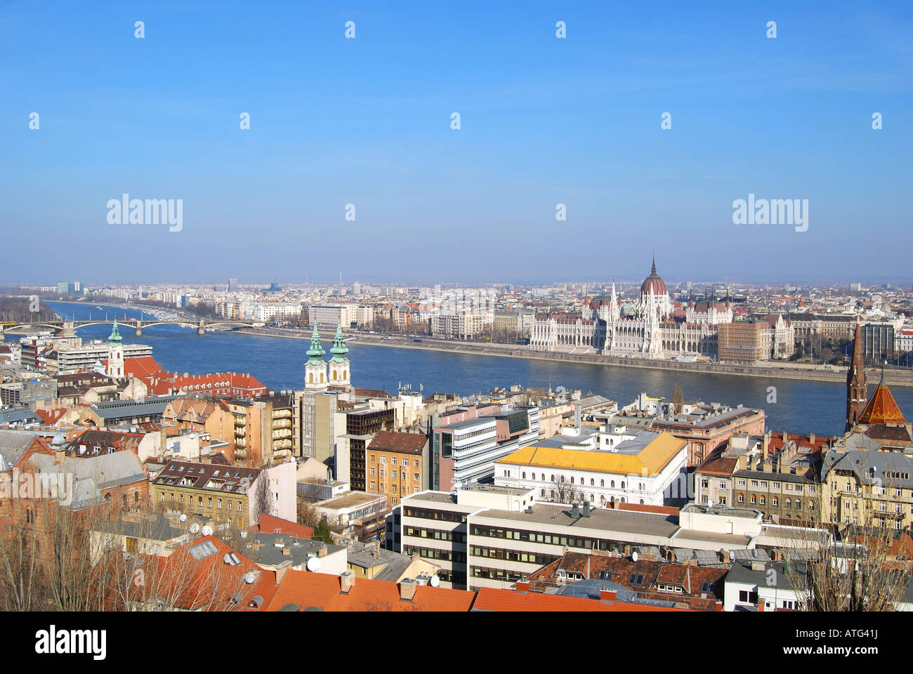 Vista sulla città dal Bastione del Pescatore, il quartiere del Castello di Buda, Budapest, Repubblica di Ungheria Foto Stock