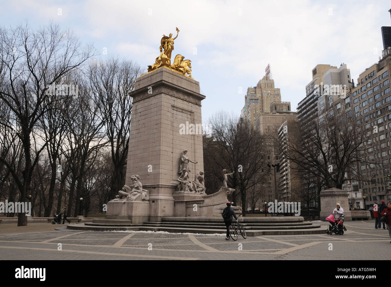 Sull'angolo sud-ovest di Manhattan Central Park, un monumento ricorda la corazzata Maine che affondò nel porto di Avana nel 1898. Foto Stock