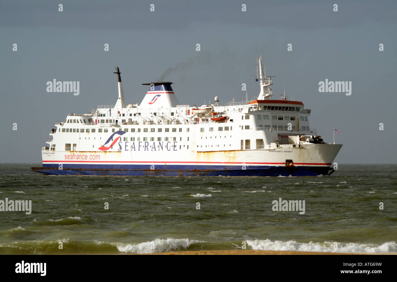 Seafrance azienda nave manet entra nel porto di Calais Francia Foto Stock