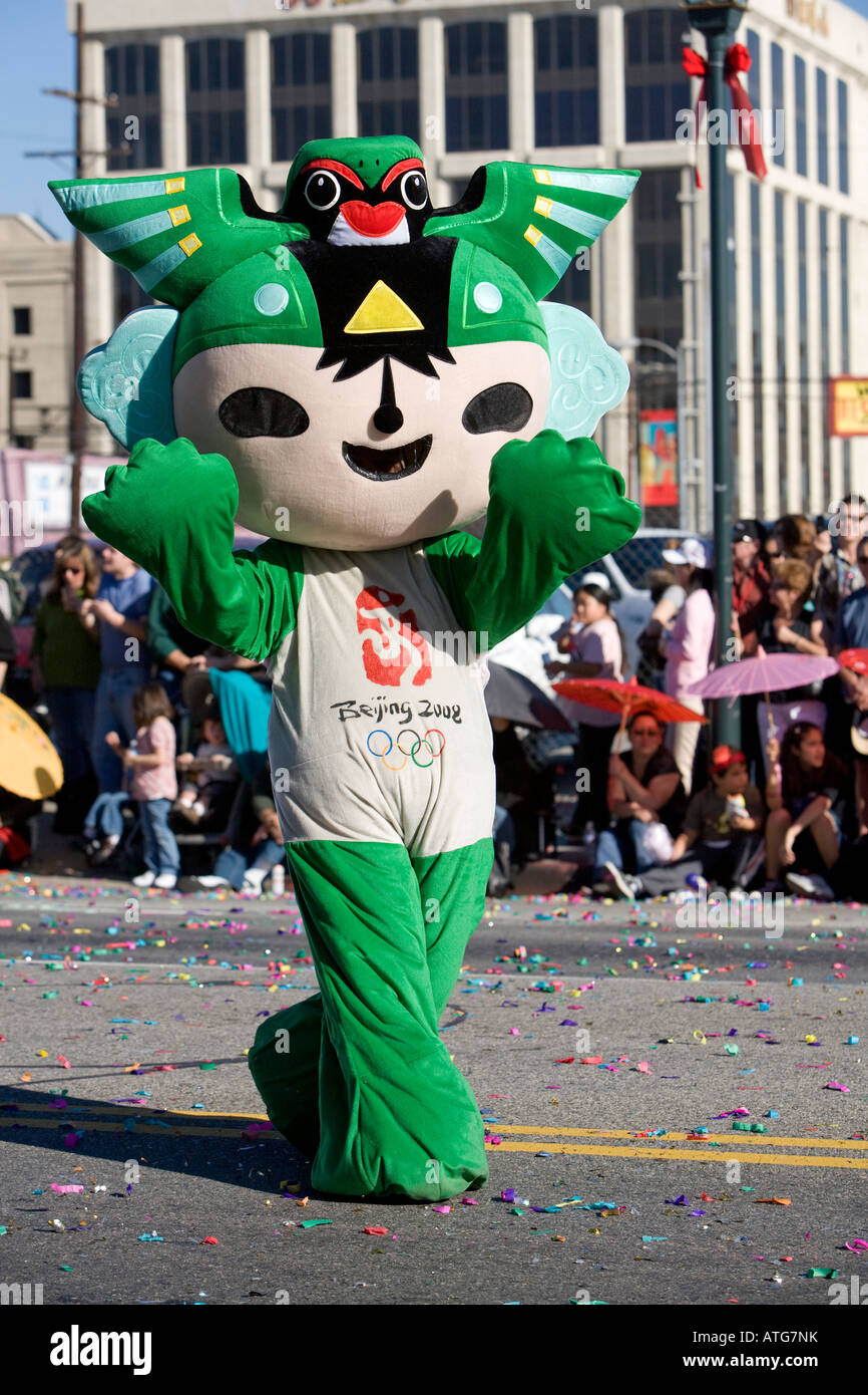 Los Angeles Chinatown Feb 2° 2008: Olimpiadi di Pechino la mascotte in un nuovo anno cinese Parade Foto Stock