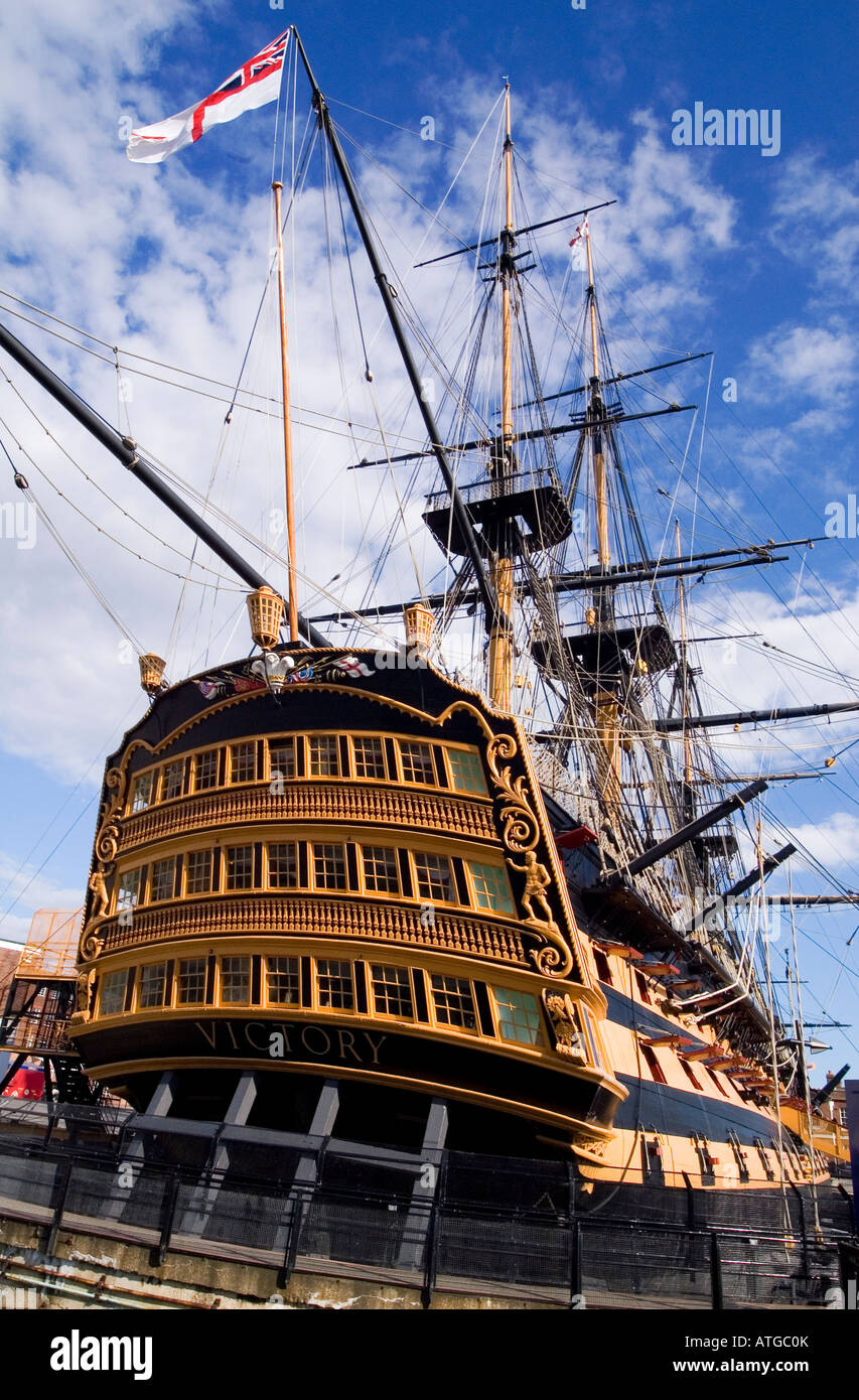 Una vista di poppa della più antica nave da guerra commissionato nel mondo la Royal Navy uomo di guerra HMS Victory Foto Stock