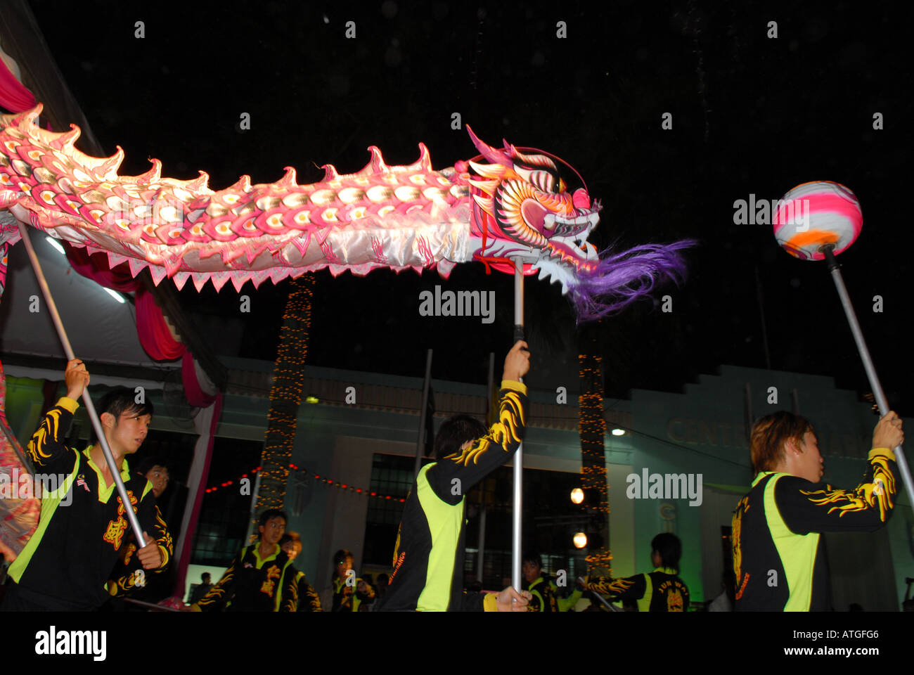 Dragon performance di danza durante la festa delle lanterne di Kuala Lumpur in Malesia Foto Stock