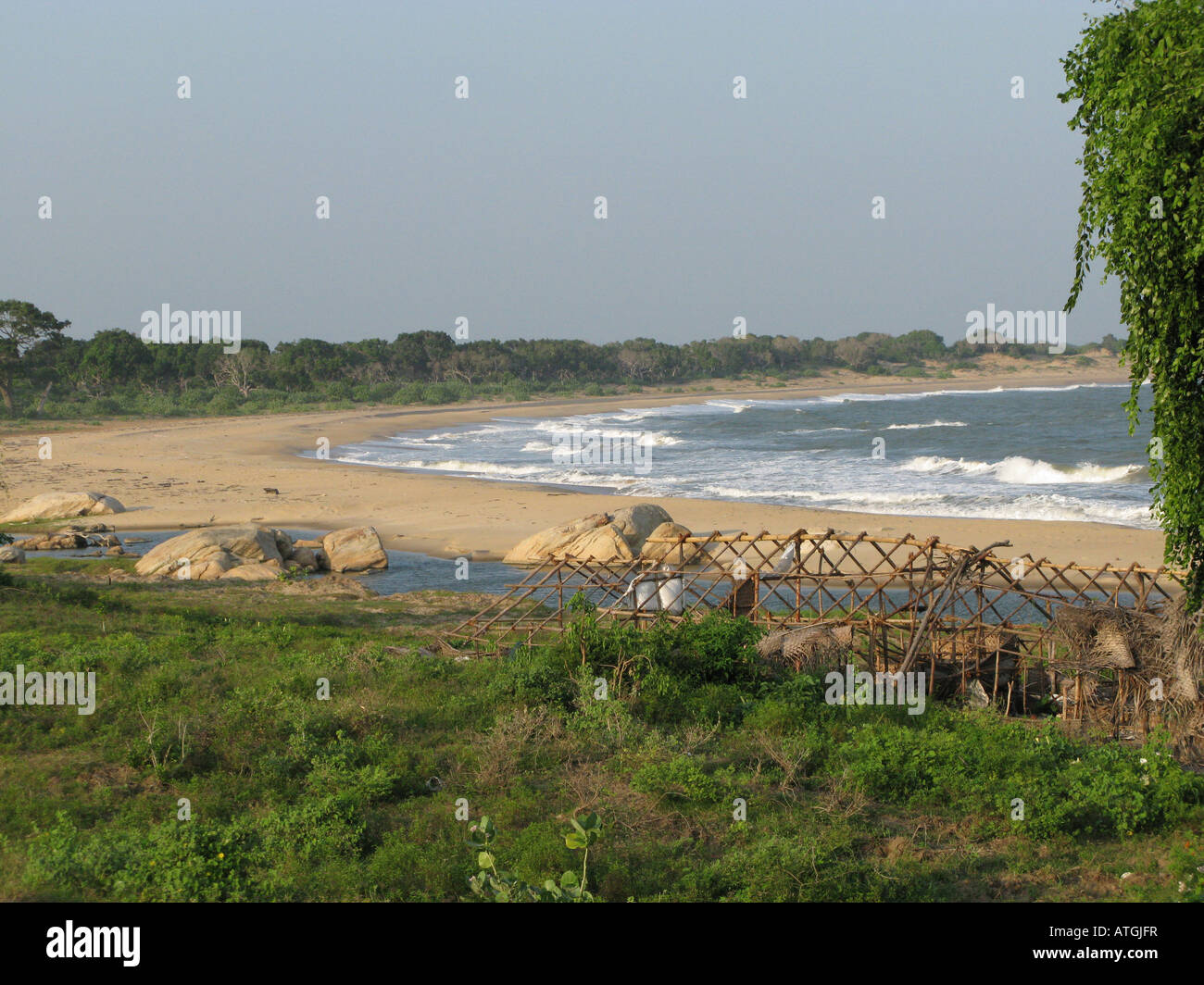 Spiaggia di Yala National Park dove lo tsunami ha colpito nel 2004 pescatore capanne in primo piano Foto Stock