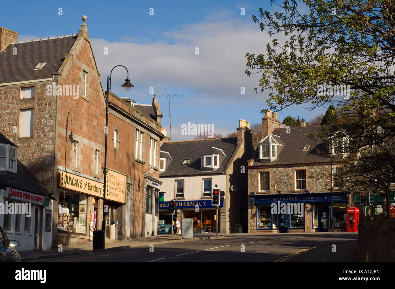 Dee Street a Banchory, Aberdeenshire, cercando fino al bivio con la strada alta. Foto Stock