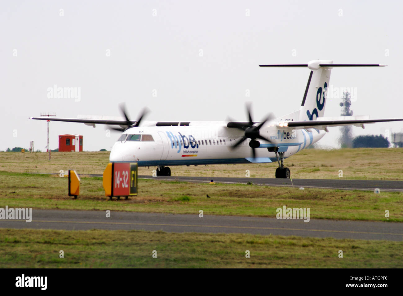 Flybe turboelica in rullaggio a Leeds Bradford Airport West Yorkshire Foto Stock