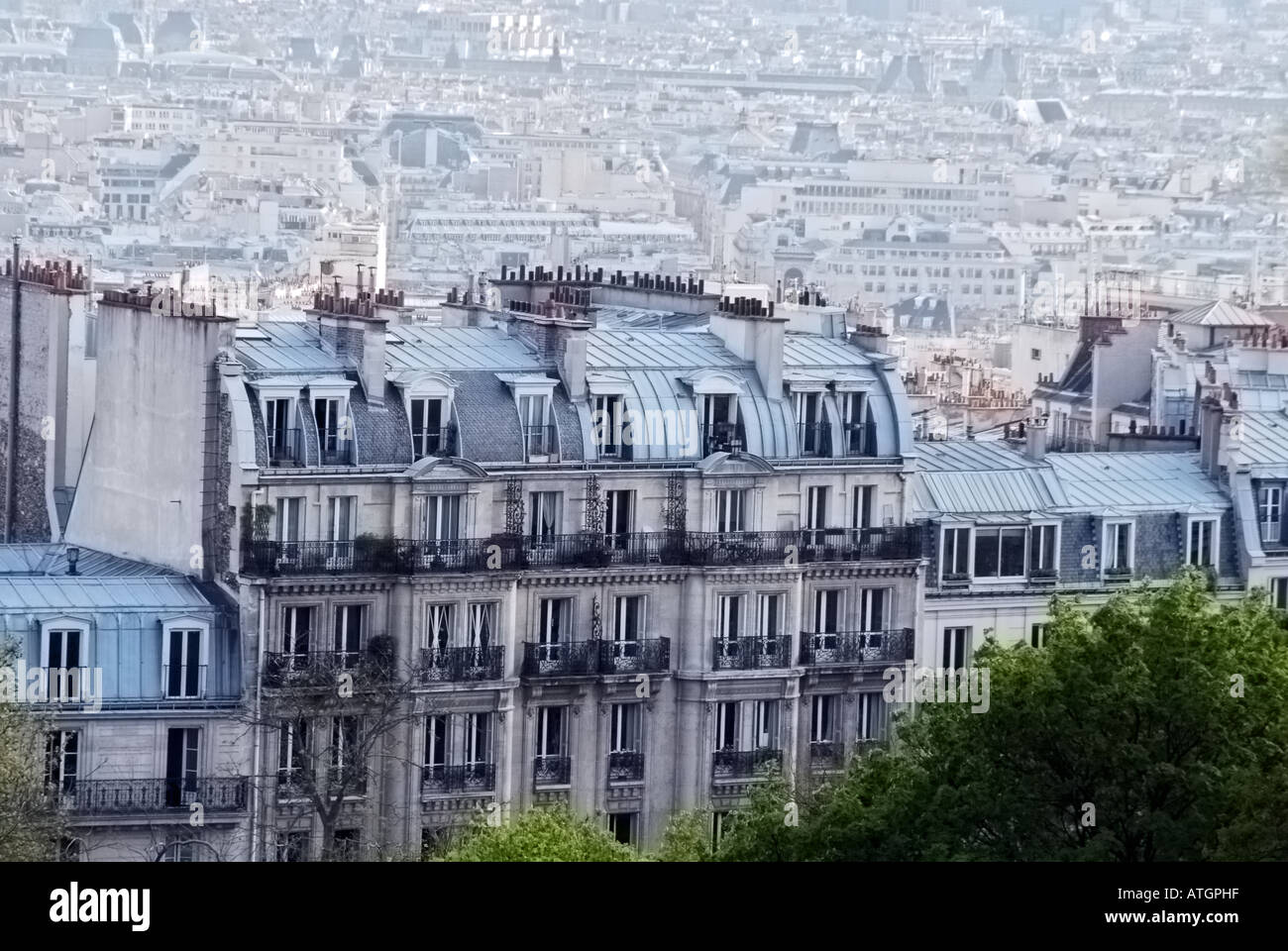 Edifici con tetti a mansarda e una vista di Parigi Francia come si vede dalla sezione di Montmartre Foto Stock