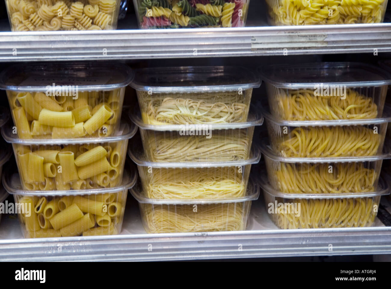 La pasta fresca in contenitori di plastica in un cibo gourmet store vetrina  Foto stock - Alamy