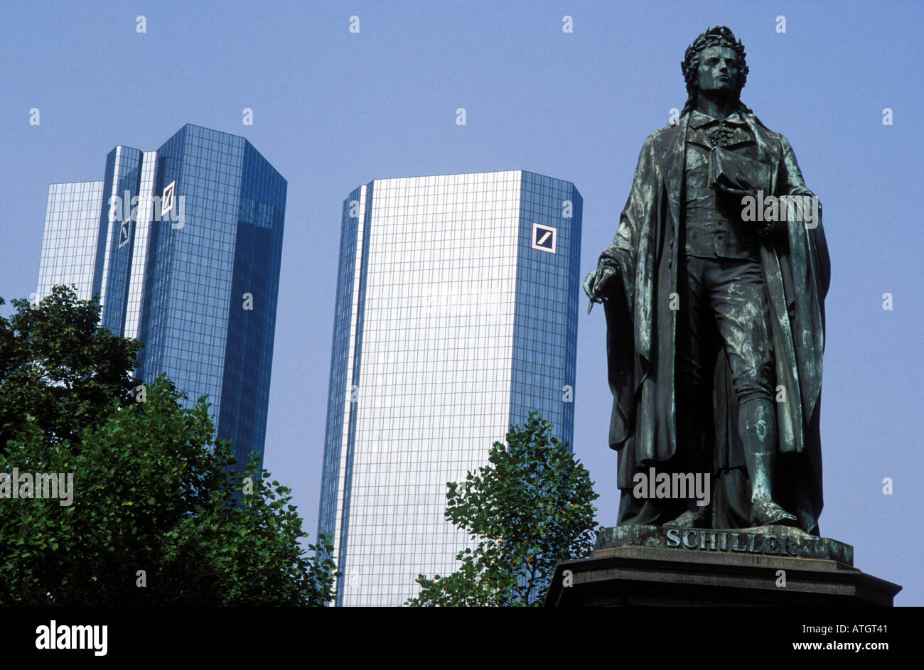 Edificio per uffici di Deutsche Bank e la statua di Friedrich Schiller a Francoforte Hesse in Germania Foto Stock