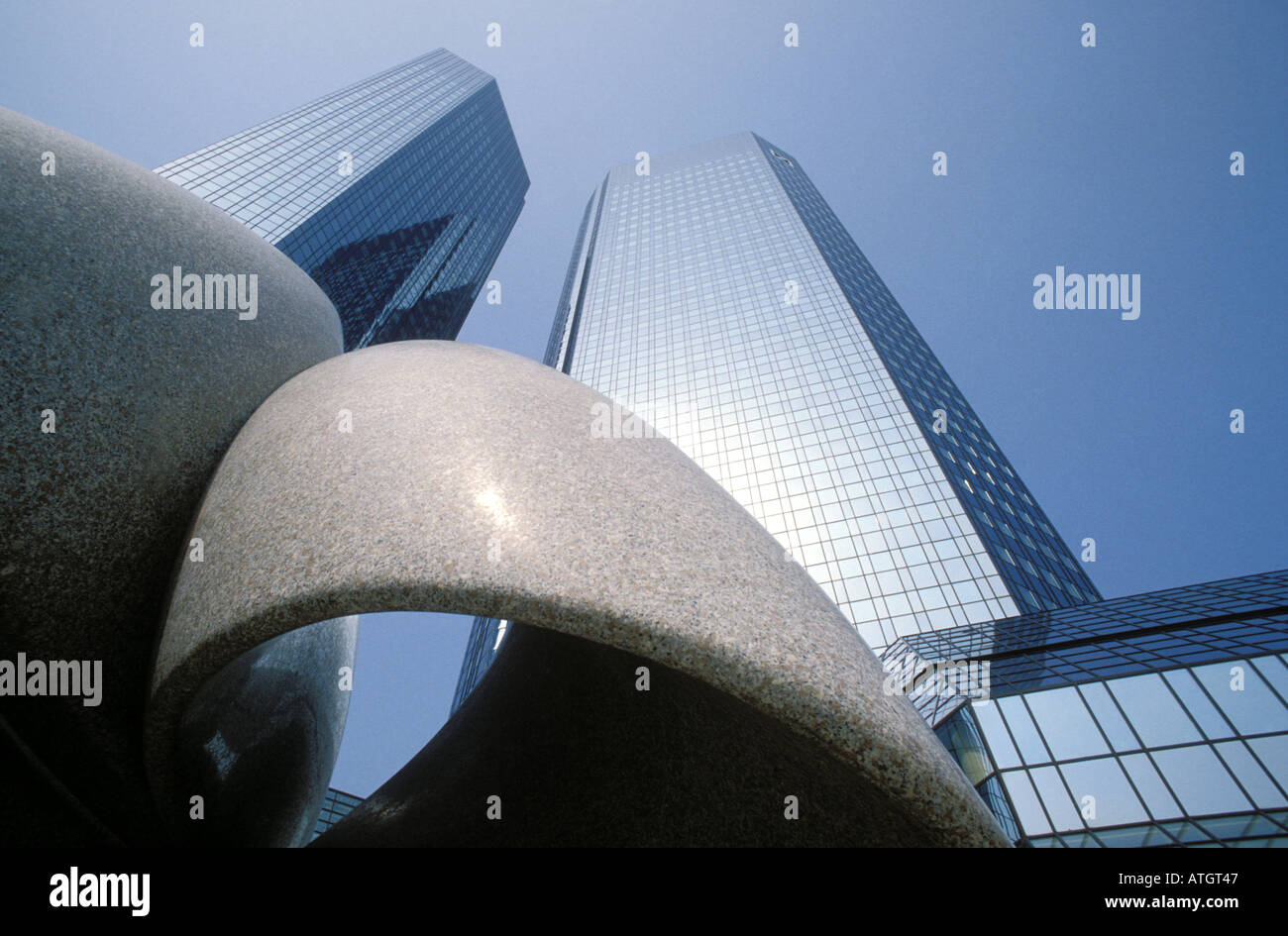 Edificio per uffici di Deutsche Bank e un opera di Max Bill a Francoforte Hesse in Germania Foto Stock