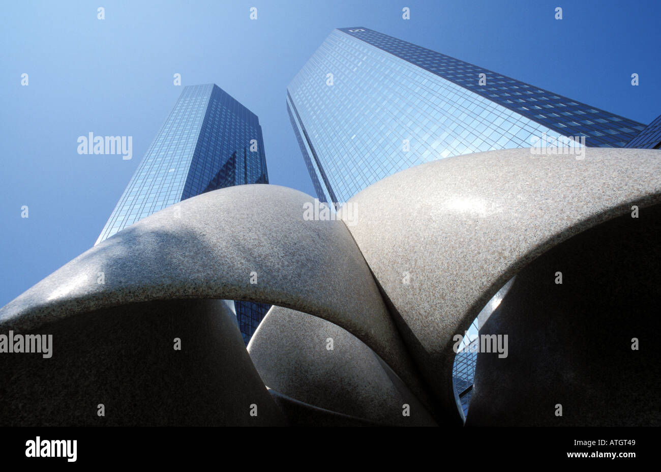 Edificio per uffici di Deutsche Bank e un opera di Max Bill a Francoforte Hesse in Germania Foto Stock