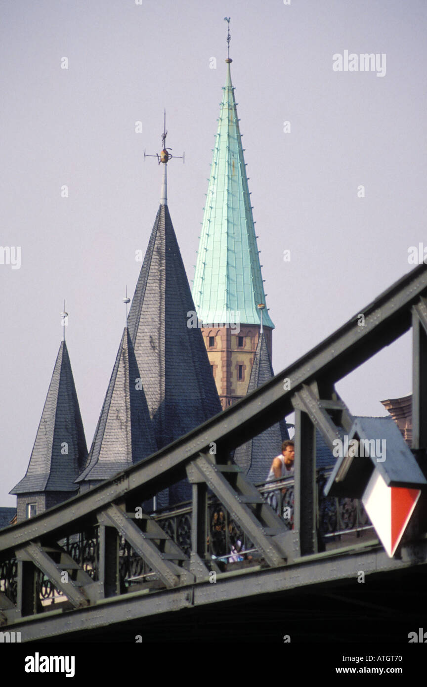 Ponte Eiserner Steg e la torre Rententurm a Francoforte Hesse in Germania Foto Stock