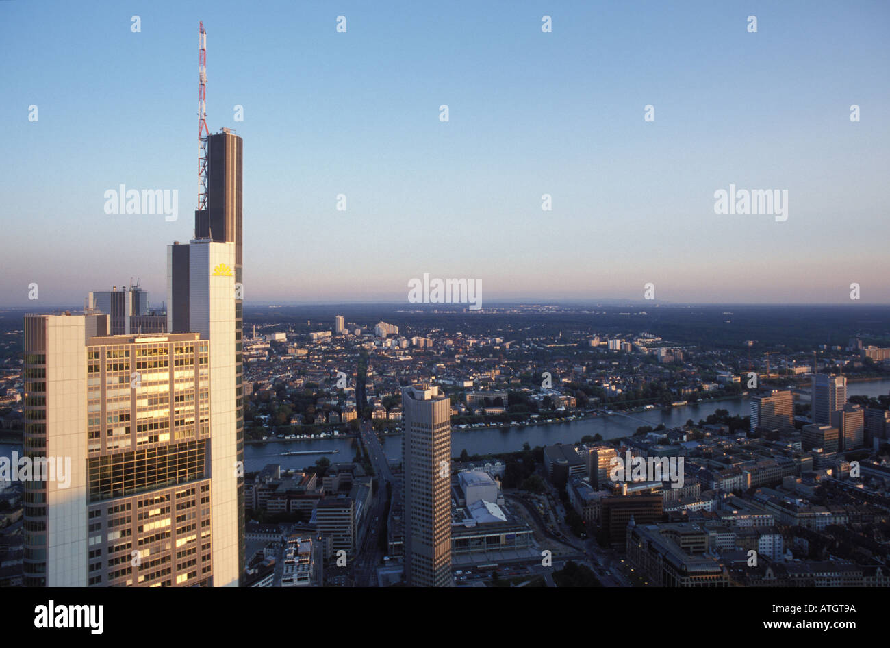 Skyline di Francoforte con la Commerzbank lasciò Francoforte Hesse in Germania Foto Stock