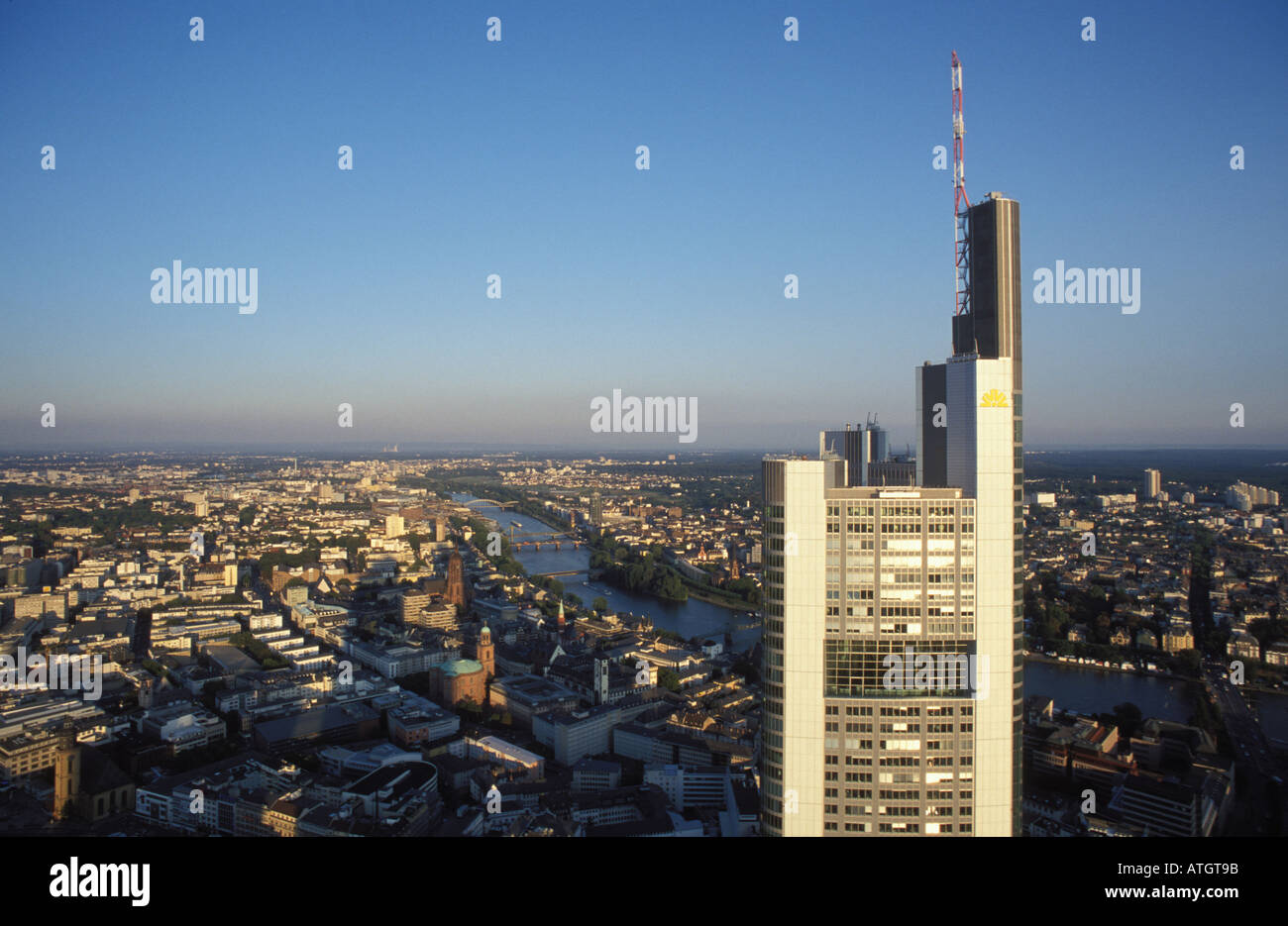 Skyline di Francoforte con la Commerzbank AG Francoforte Hesse in Germania Foto Stock