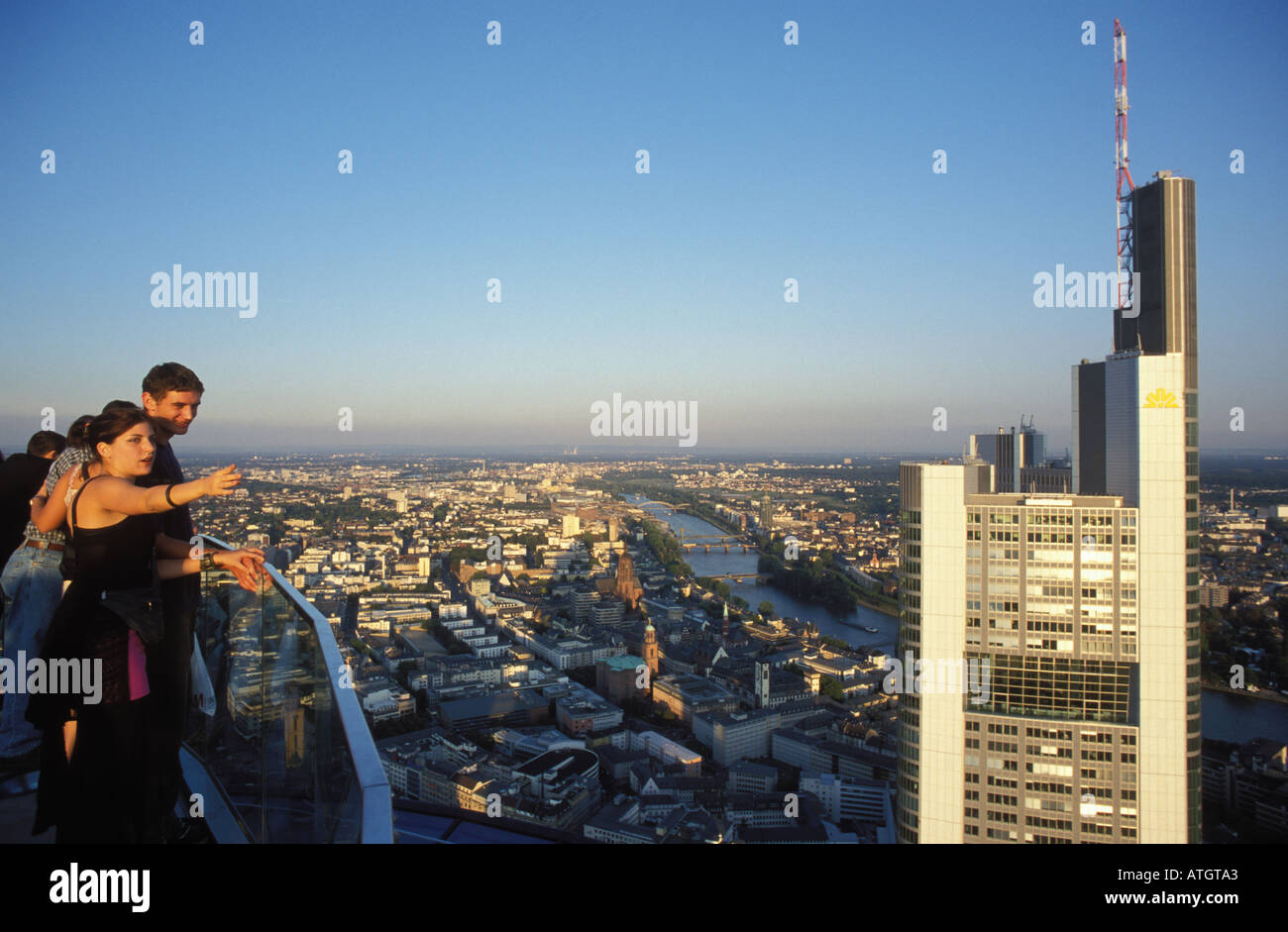 Skyline di Francoforte con la Commerzbank diritto Francoforte Hesse in Germania Foto Stock