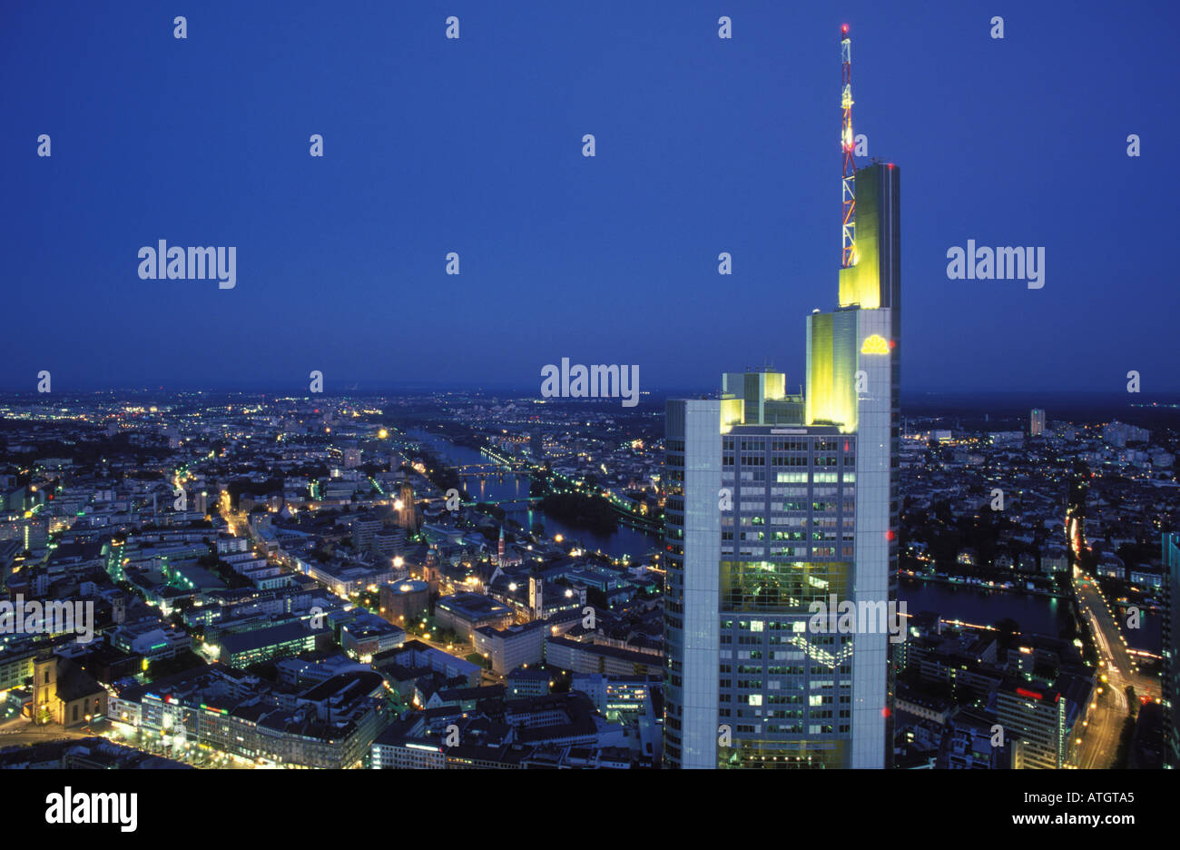 Skyline di Francoforte con la Commerzbank diritto Francoforte Hesse in Germania Foto Stock