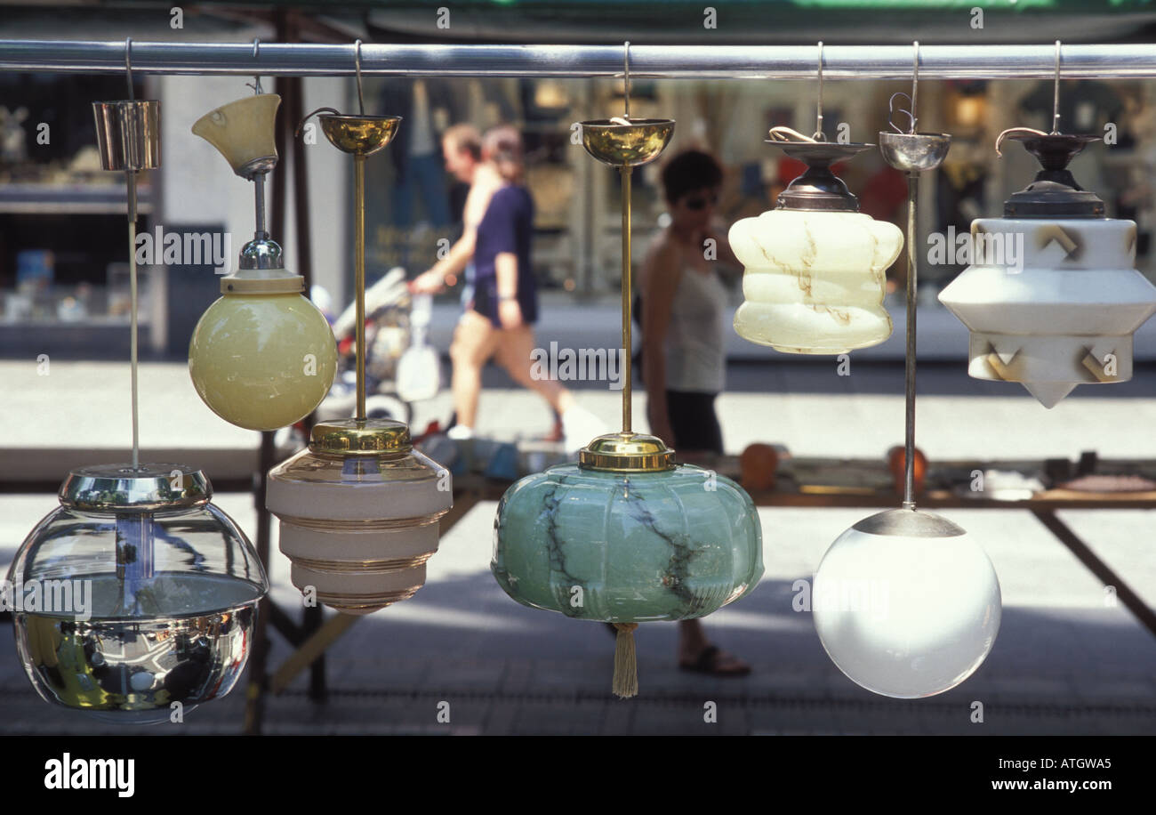 Il vecchio le luci pendenti a comprare al mercato di antiquariato della strada Zeil Francoforte Hesse in Germania Foto Stock