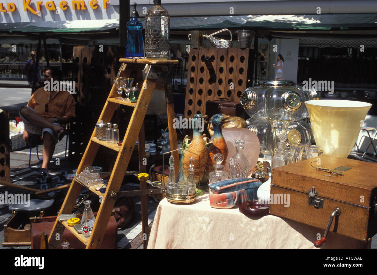 Antiquariato a comprare al mercato di antiquariato della strada Zeil Francoforte Hesse in Germania Foto Stock