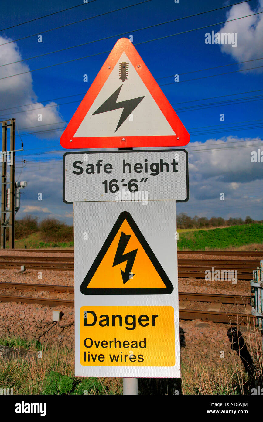Energia elettrica ferroviaria avviso di pericolo segno a Lolham Peterborough linea ECM Inghilterra UK Europa ECML Foto Stock