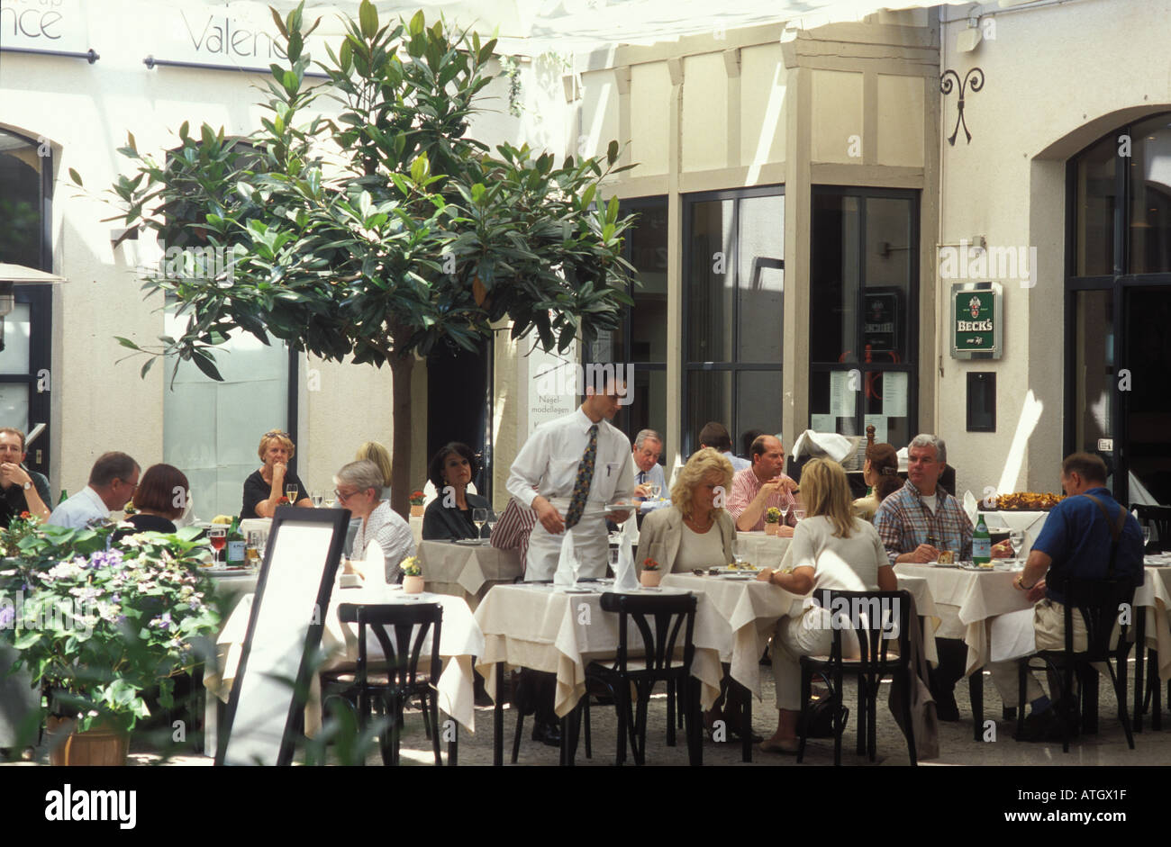 La terrazza del ristorante italiano Ristorante Lauda presso la Galerie Fressgass Francoforte Hesse in Germania Foto Stock
