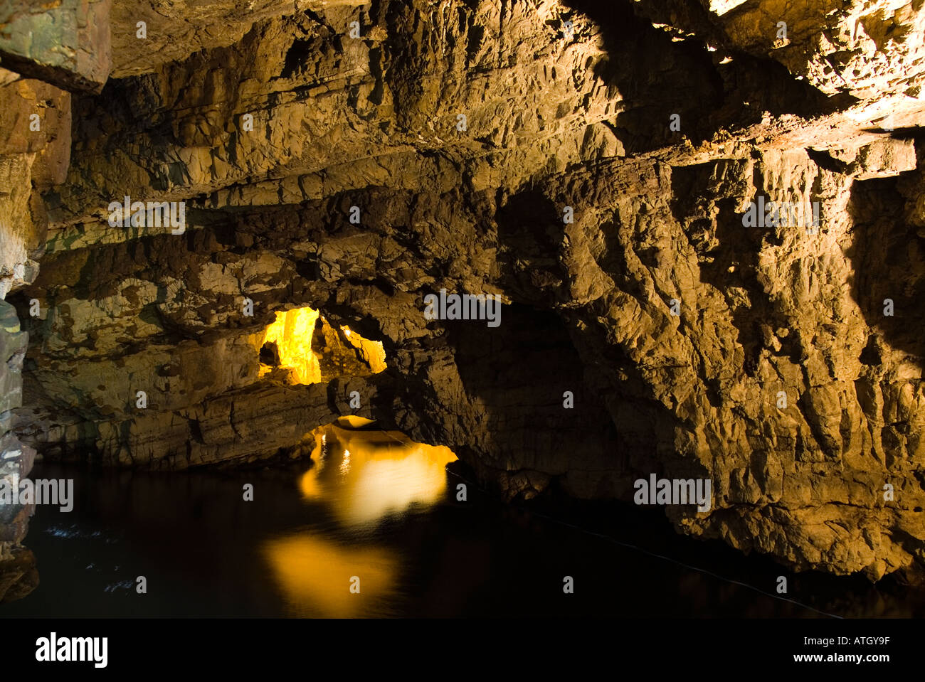 dh Smoo Cave DURNESS SUTHERLAND luci all'interno Smoo Cave SEA scogliera calcare geologia scozia grotte tunnel basalto roccia sotterranea Foto Stock