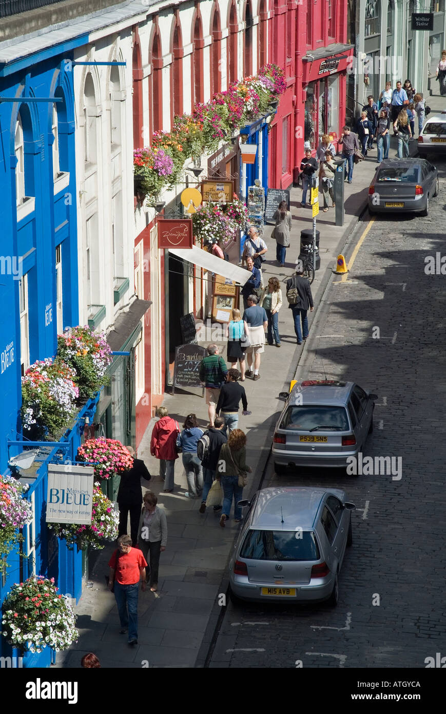 dh Victoria Street GRASSMARKET EDIMBURGO Old Buildings negozi appartamenti persone strade della città scozia a piedi in città streetscene Foto Stock